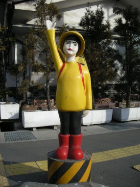 長野県ほかで見られる新設の女子児童タイプの「横断旗人形」